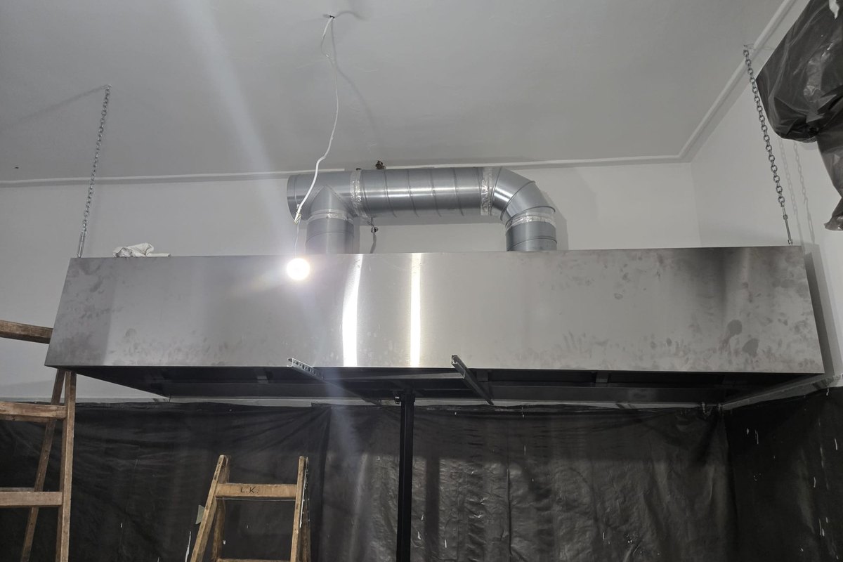 Inox ugostiteljska napa 3000×1000 mm ovješena o strop, spiro odsisni kanali iznad nape